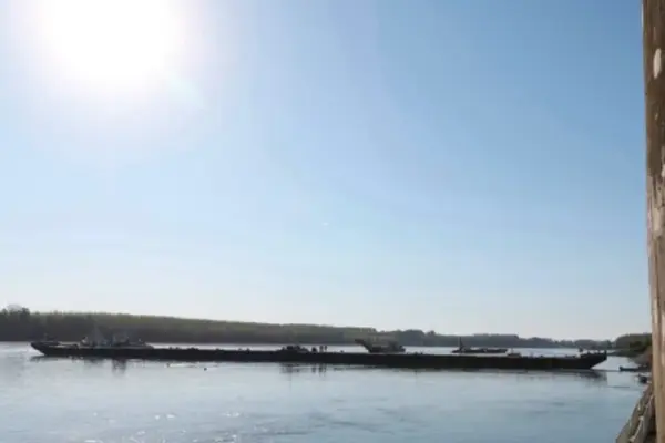 Угорщина затопила дві баржі біля АЕС «Пакш», щоб підняти рівень Дунаю