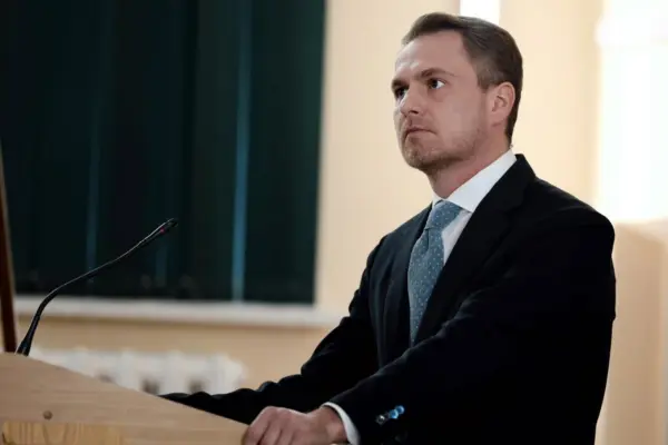 Кравченко перетнув кордон 14 вересня: наказ про службове авто, а поїздка — на Mercedes компанії