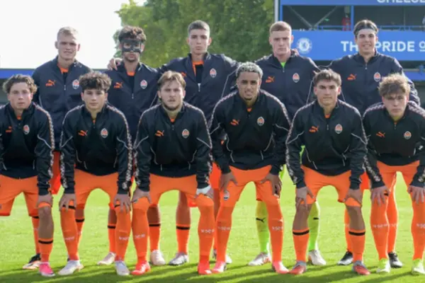 Гравці «Шахтаря» U19 та АЕКу U19 під час матчу Юнацької ліги УЄФА